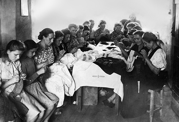 Вышивальщицы-надомницы Вышивальщицы-надомницы